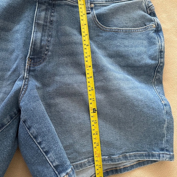 LuLaRoe Relaxed Denim Jean Shorts 42 Lagoon Wash Size 22W-23W NWOT - Picture 5 of 12